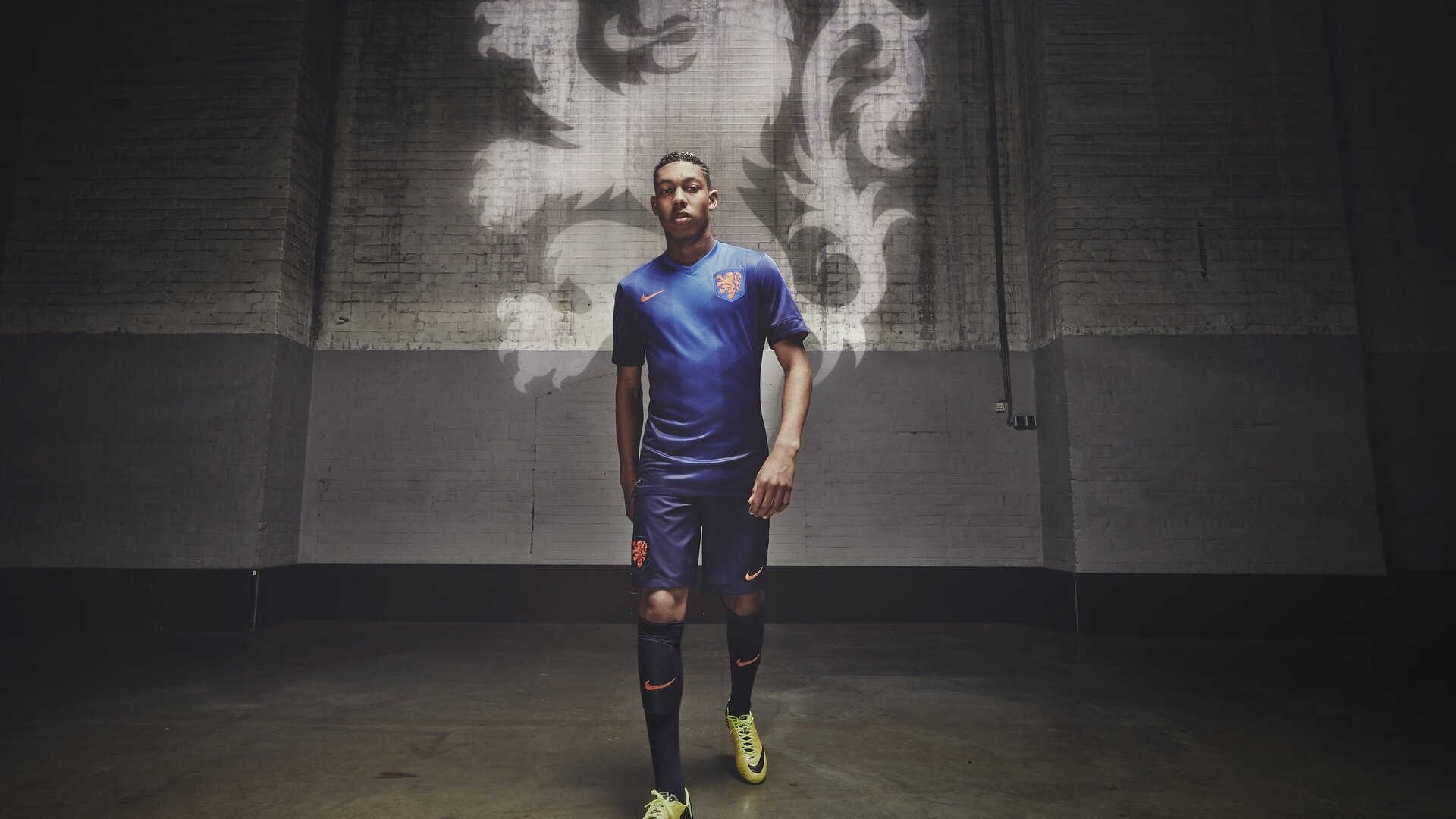 英超战术演变趋势：高压逼抢与快速反击并重，英超高位压迫